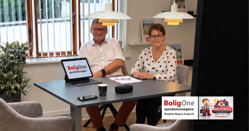 Køberrådgivning – hvem passer på dig, når du køber bolig? Liselotte og Mogens Kragh ved mødebordet på kontoret hos BoligOne Mogens Kragh i Holstebro.